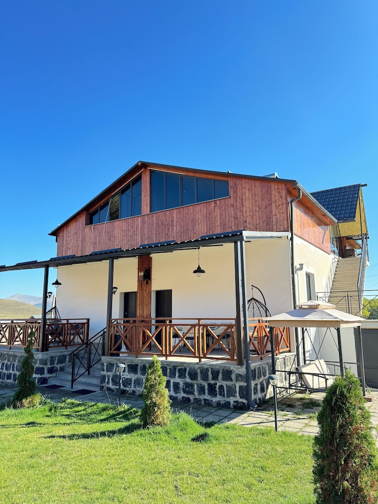 Aparan Guest House