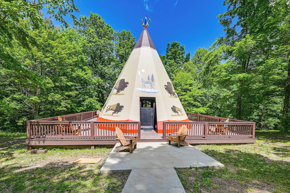 5 Mi to Mammoth Cave NP: Teepee Studio Escape