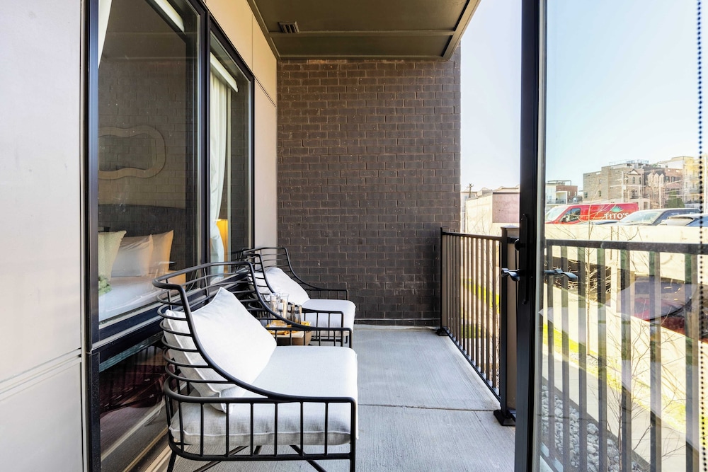 Sleeps 24 4 Modern Midtown Apartments w/ Gym + Pool Walkable to Shops & Eats