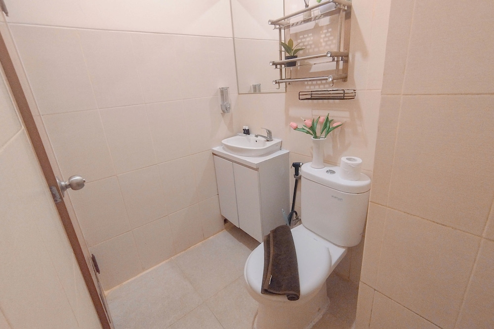 Modern Look Studio Near Iph School At Bale Hinggil Apartment