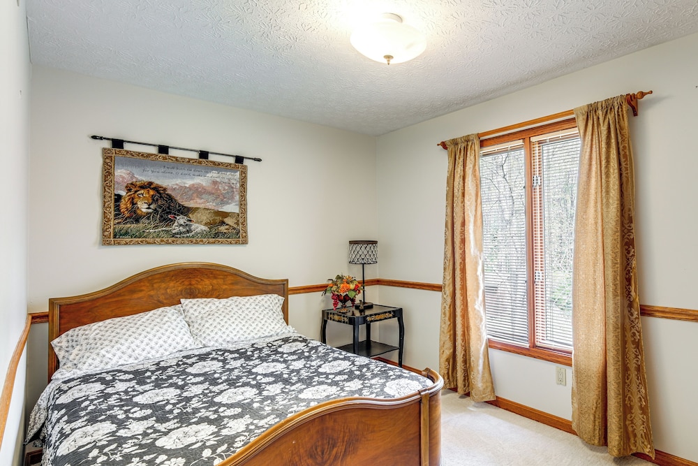 Bike, Fish, Golf & More: Stately Tudor in Mogadore