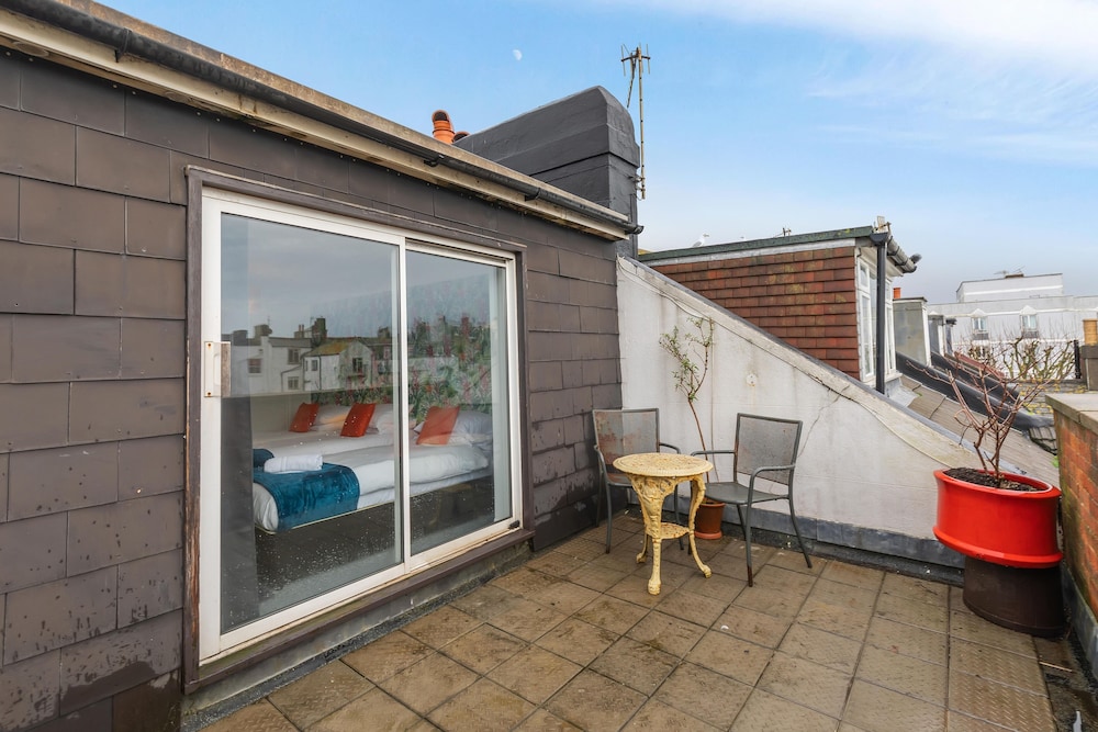 Seabright Townhouse | By My Getaways | Parking for one car view 3