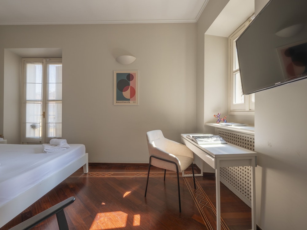 Corso Venezia - Elegant 1 BR apt With Shared Rooftop Terrace in the Heart of Milan