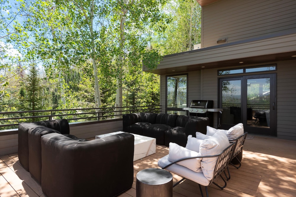 Timberline Lodge by Rove Hot Tub Patio w Views