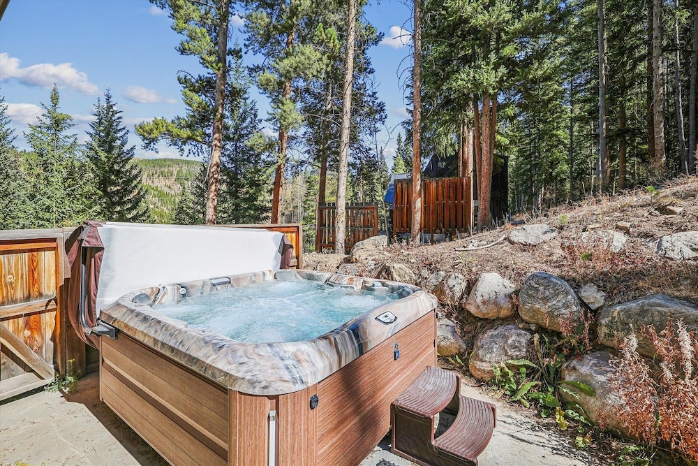 High Point Lodge 5 Bedroom Home by RedAwning