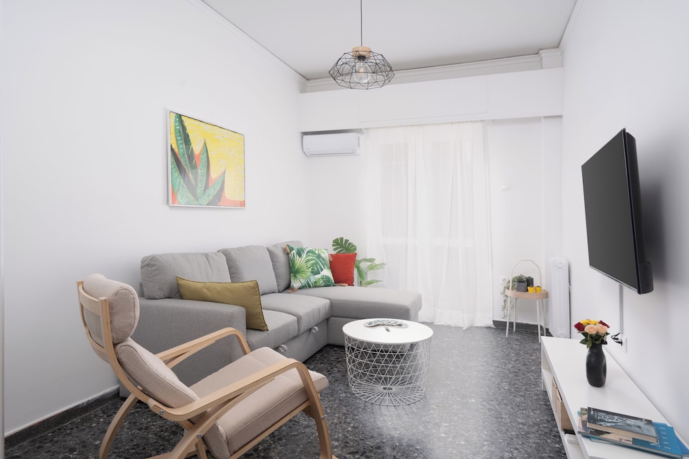 Cozy Apartment in Athens With Balcony, 5 Minutes To Metro