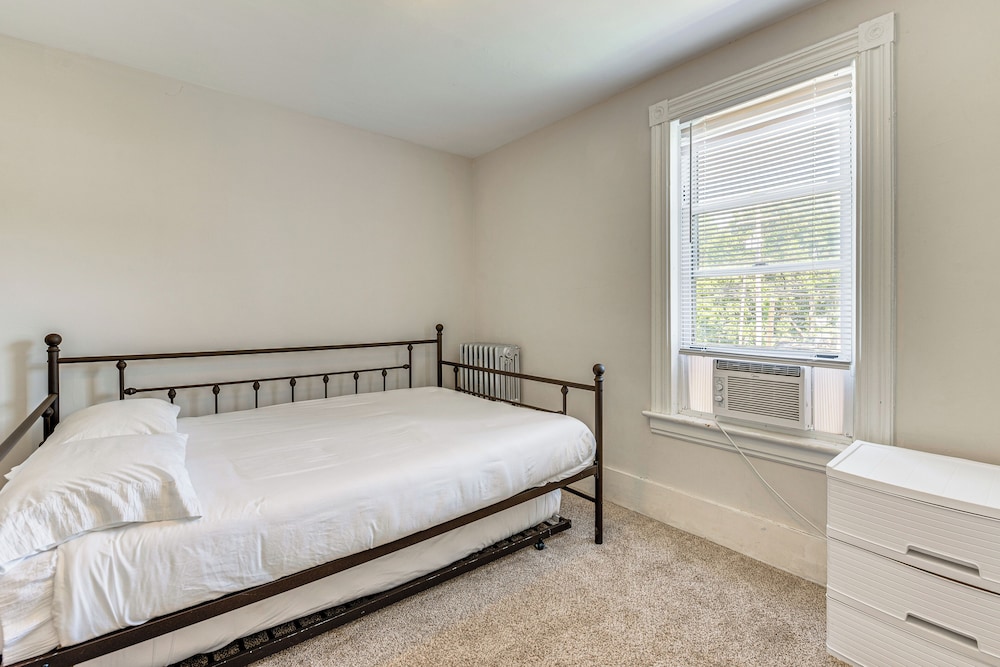 1 Block to Main Street: Dtwn Stroudsburg Townhome!