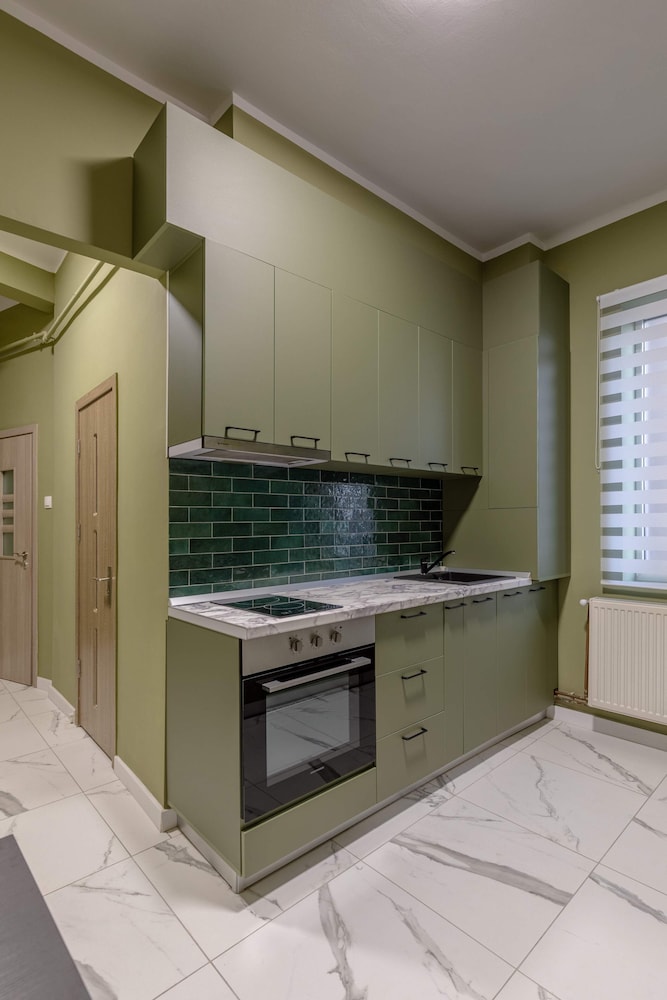 Delightful University Square 1BR, Balcony Church Views