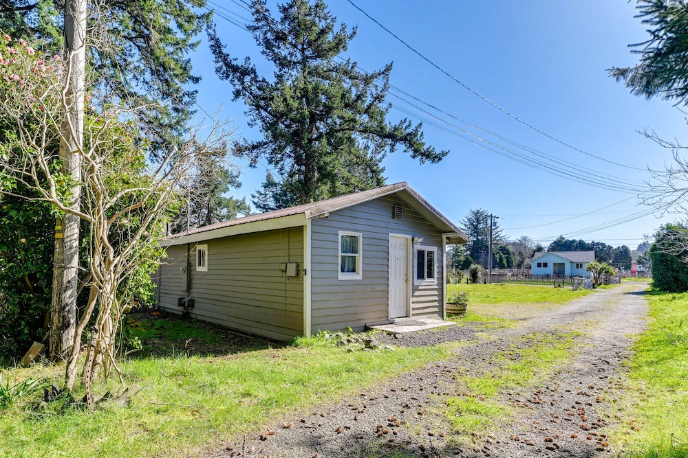 On-site Creek & Fishing: Cozy Coos Bay Retreat! view 5