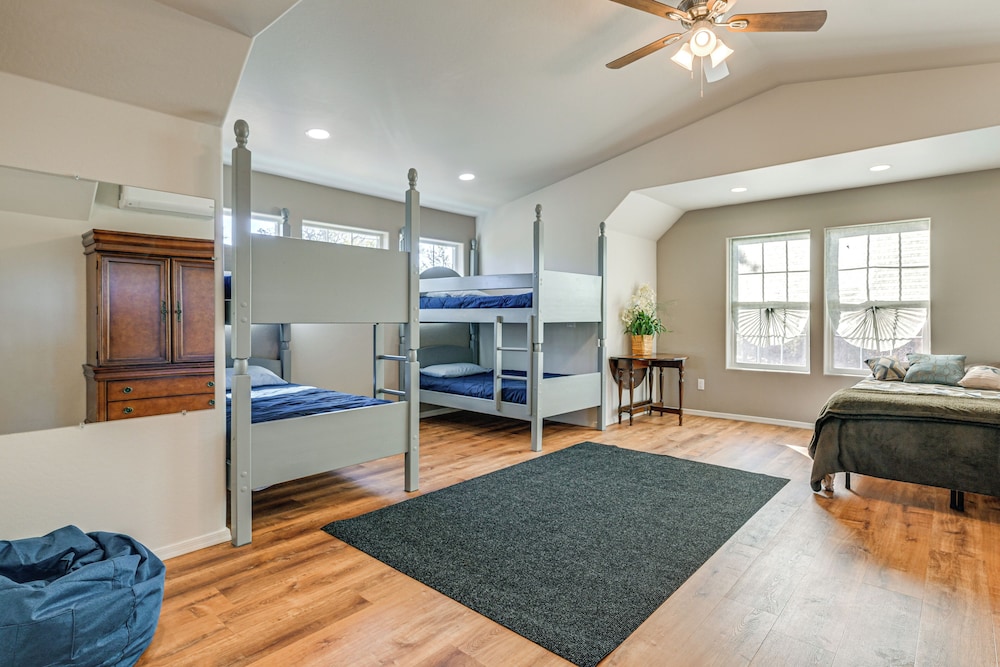 Pet-friendly Blue Ridge Cabin: Wraparound Deck!