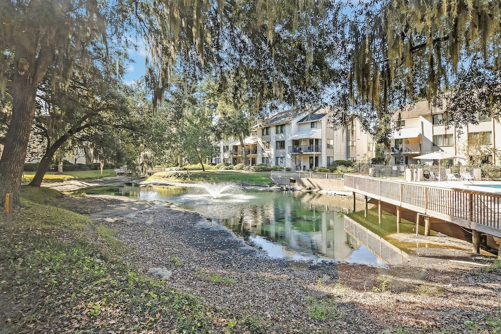 Escape to Hilton Head! Two Bedroom Villa Just A Short Walk To Beach! 2 Villa by Redawning view 5