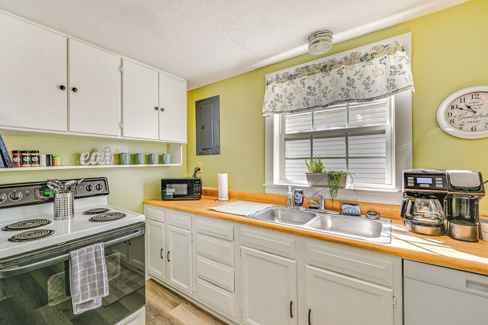 Pet-friendly Apt: Yard & Fire Pit in Boonville
