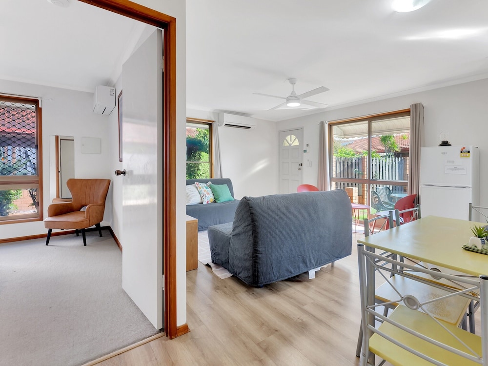 Tranquil 2-bed Townhouse Close to Beach