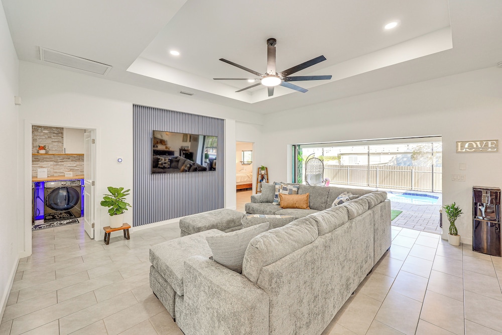 Poolside Oasis & Outdoor Kitchen: Cape Coral Home
