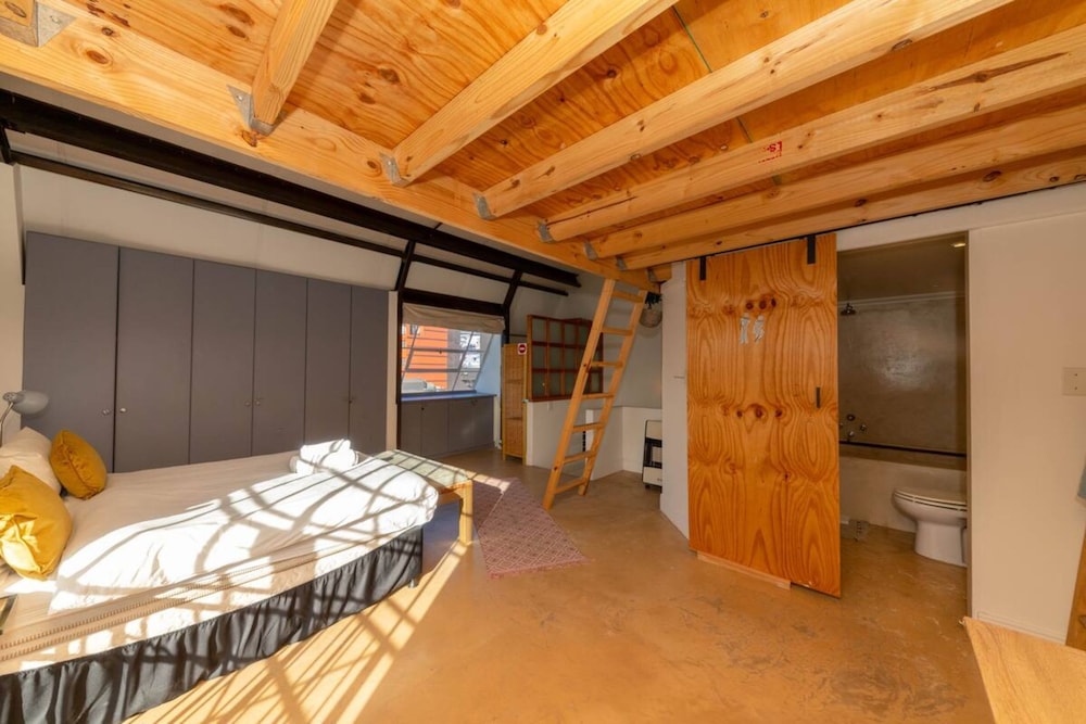 Chic and Homey 2 Bedroom Loft in Cape Town view 4