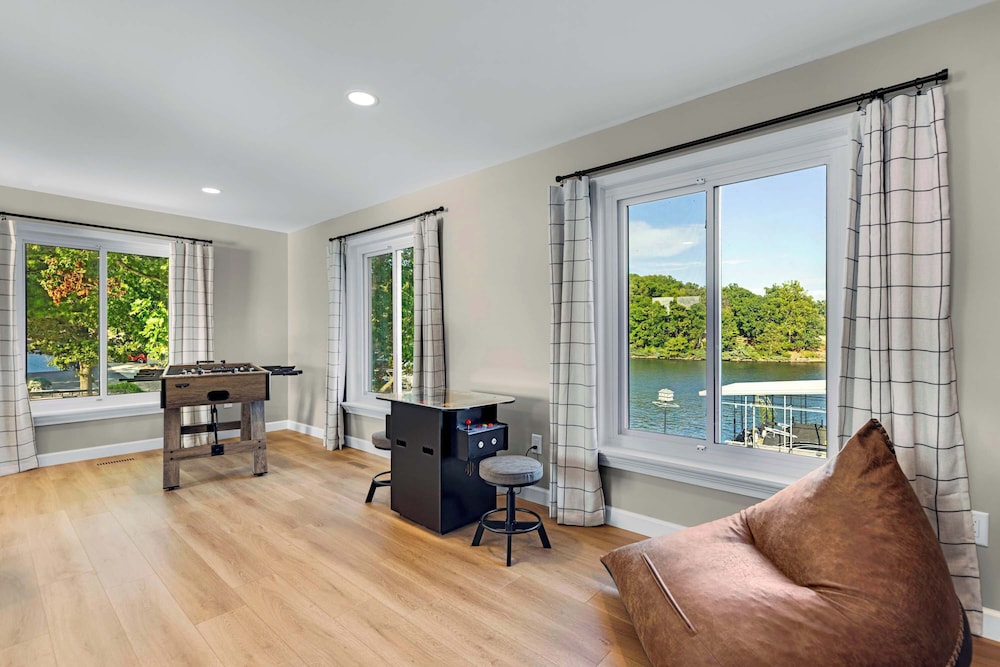 Panoramic Paradise - Lakefront Home for 15