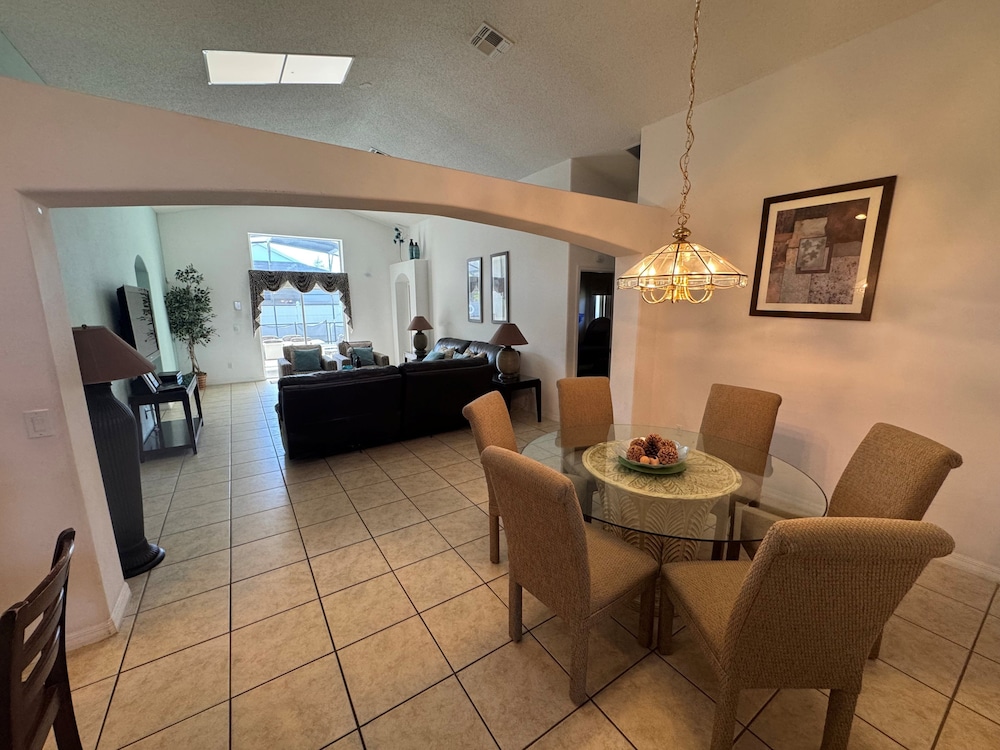 Daisy's Den - Five Bedroom Home