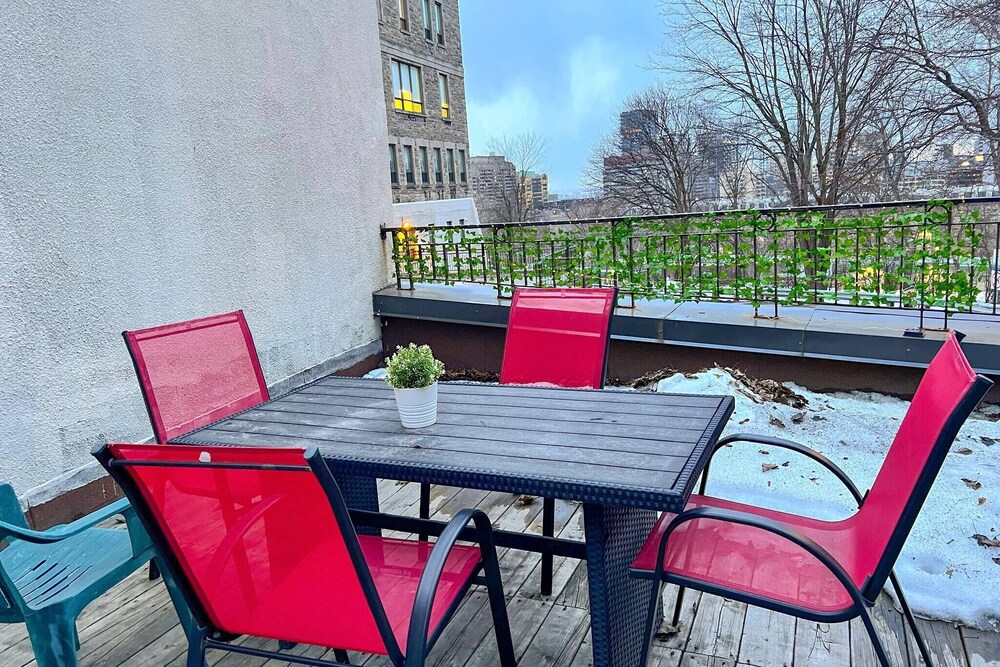 Chic Townhome With Garage Dt Mtl