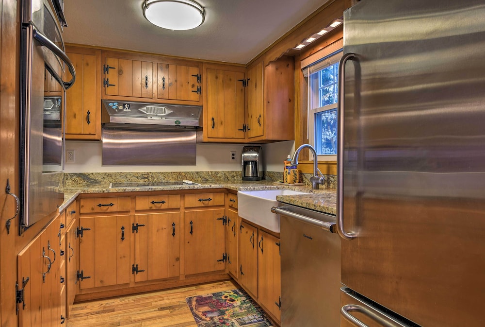 North Conway Home < Walk to Slopes at Cranmore! view 3