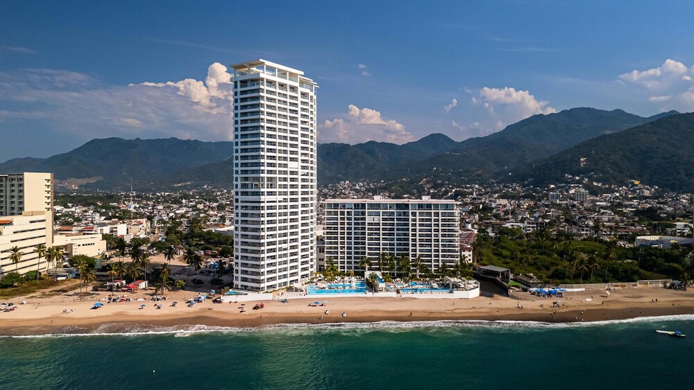 Gorgeous 1BR Condo With Pools Sea Views