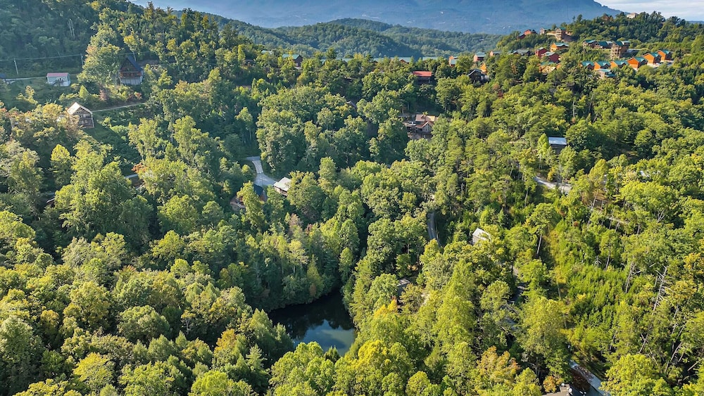 Lakeside Cabin w/ Hot Tub, Fireplace Near Dollywood & Trails Smoky Shores Retreat by Avantstay