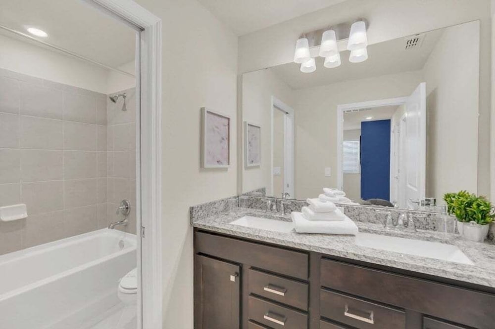 The Cutest Tonwhome & Private Splash Pool! 5 Bedroom Townhouse