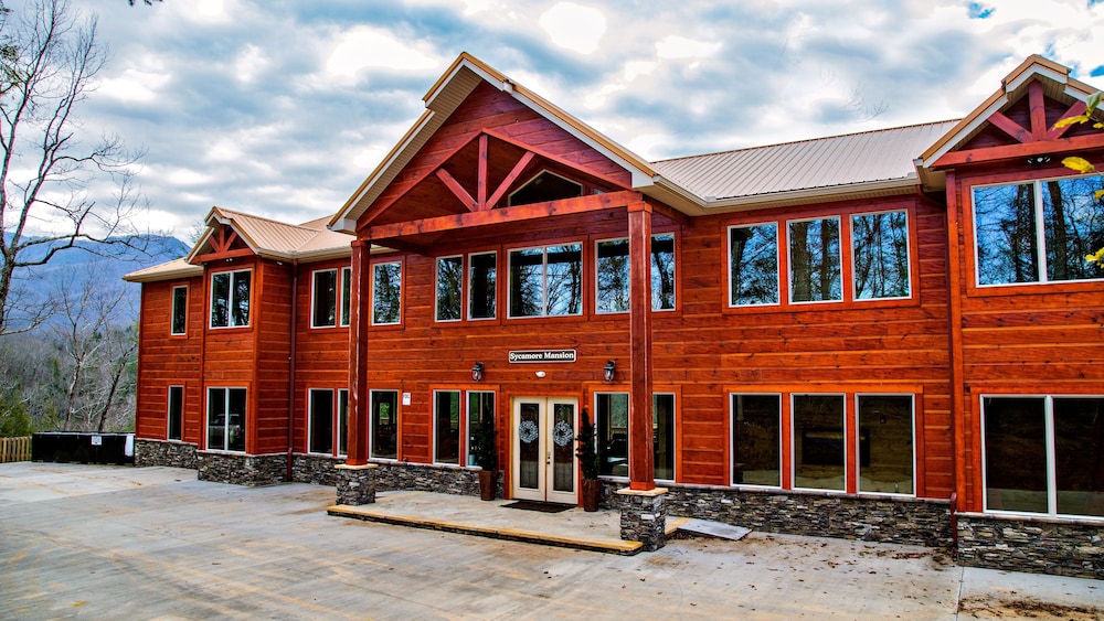 Greenbrier Estate 28 Bedroom Cabin by RedAwning
