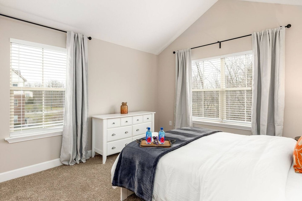 Woodland Penthouse 2BR W D Pool Gym Walkable