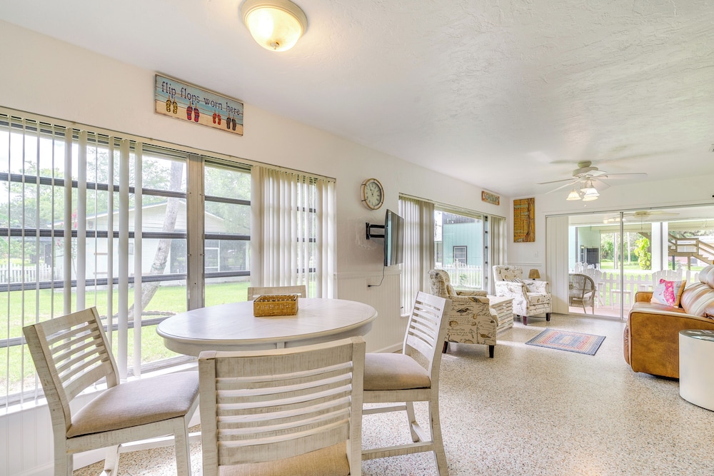 Sunny Home in Yankeetown w/ Lanai & Backyard! view 4