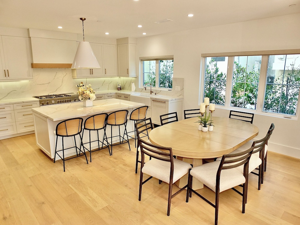 Beach Paradise Stunning 3-story in Long Beach!