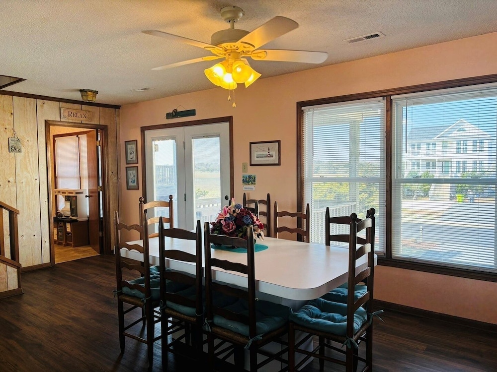 Great Place 5 Bedroom Home by RedAwning