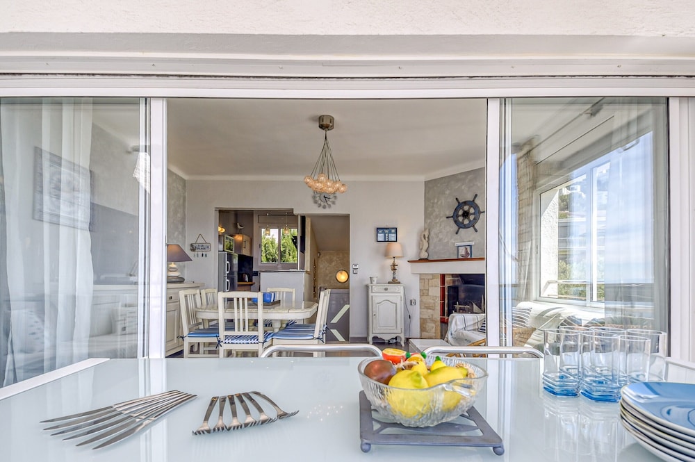Apartment in Roses Near Platja Dels Palangrers