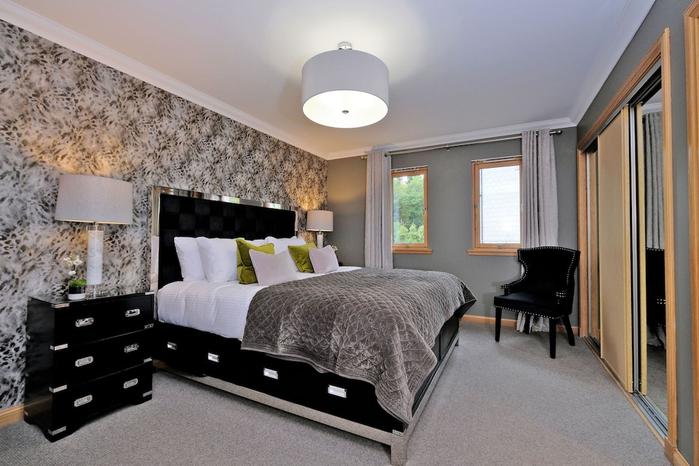Enchanting Home With Furnished Balcony in Cults, Scotland view 2