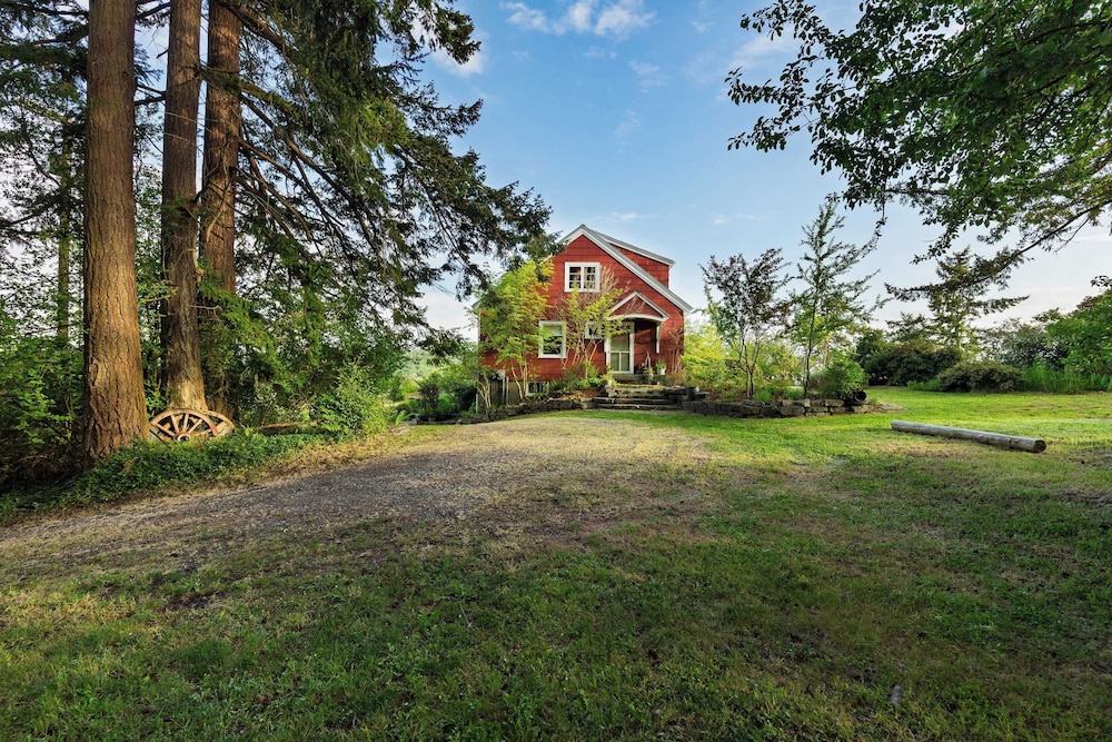 Maxwelton Aerie Bluffside Retreat w/ Sweeping Puget Sound Views + Firepit