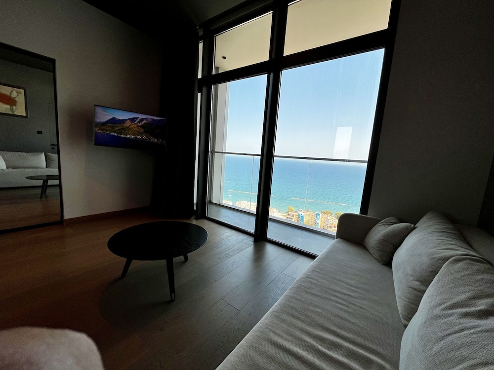 128 LIM - 2006 Stay Only Tower Suite