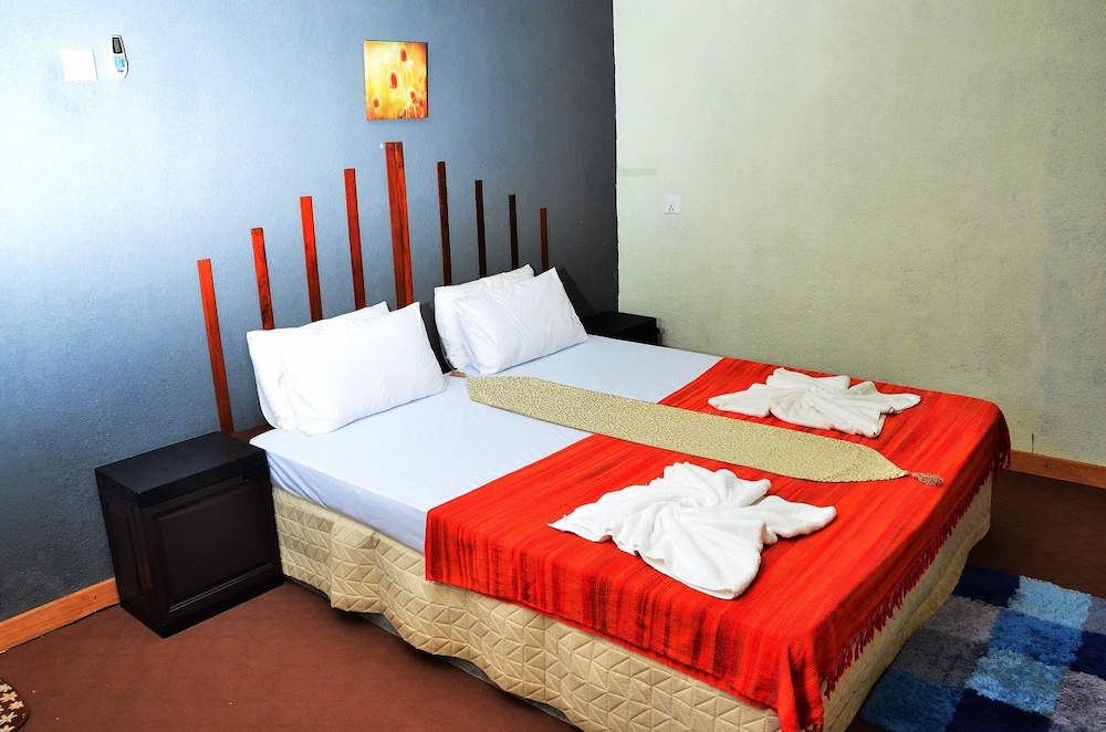 Deer Point Hotel Kandy view 2