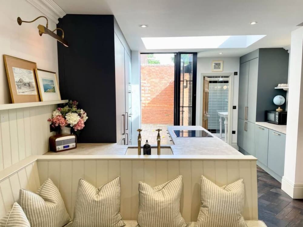 The Emerald - Central Henley 2 Bedroom House - From 145 Per Night
