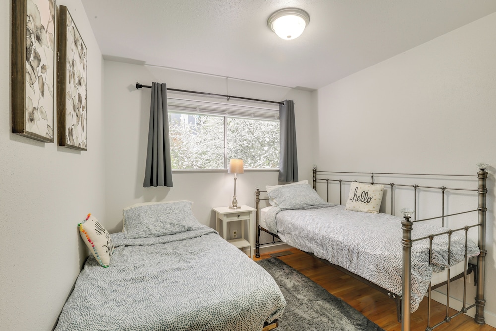 7 Mi to Dtwn: Pet-friendly Abode in Seattle!