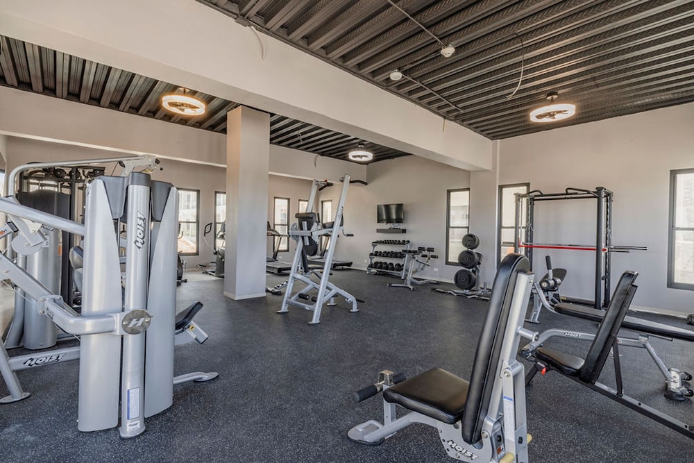 NEW Modern 2BR 2BA Condo w Gym Pool BBQ Parking