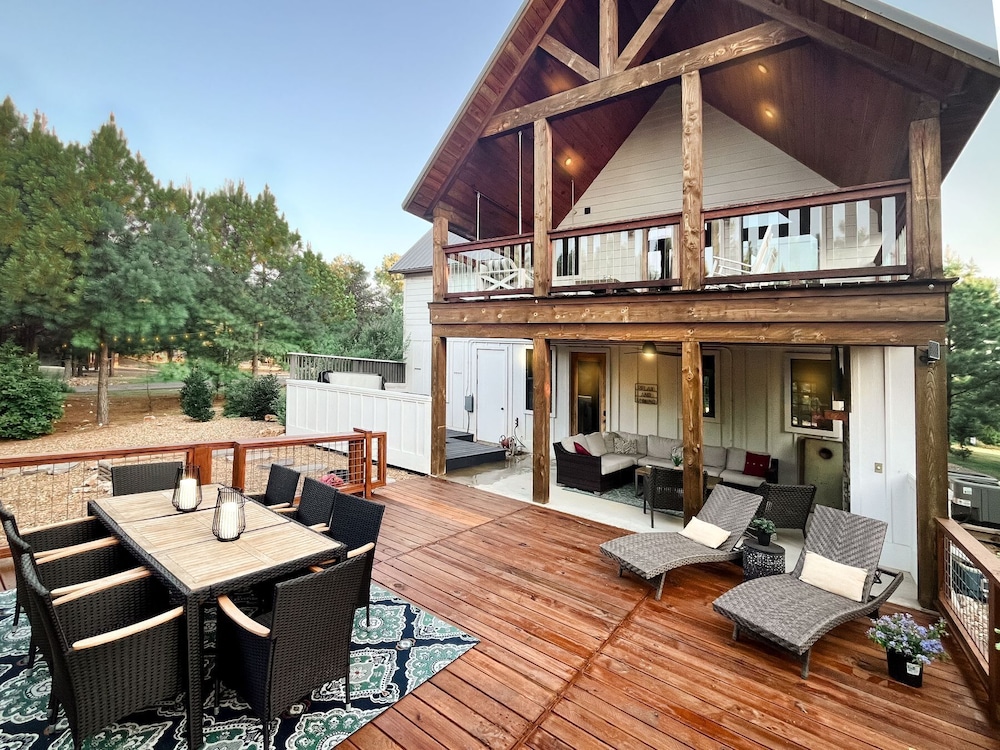 Sugarberry Farm Farmhouse! Firepit, Porch Swing