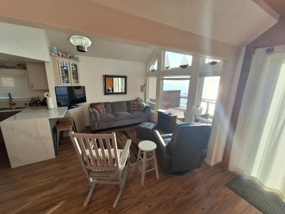 Oceanfront Cabin 10 Jacuzzi Breathtaking Views