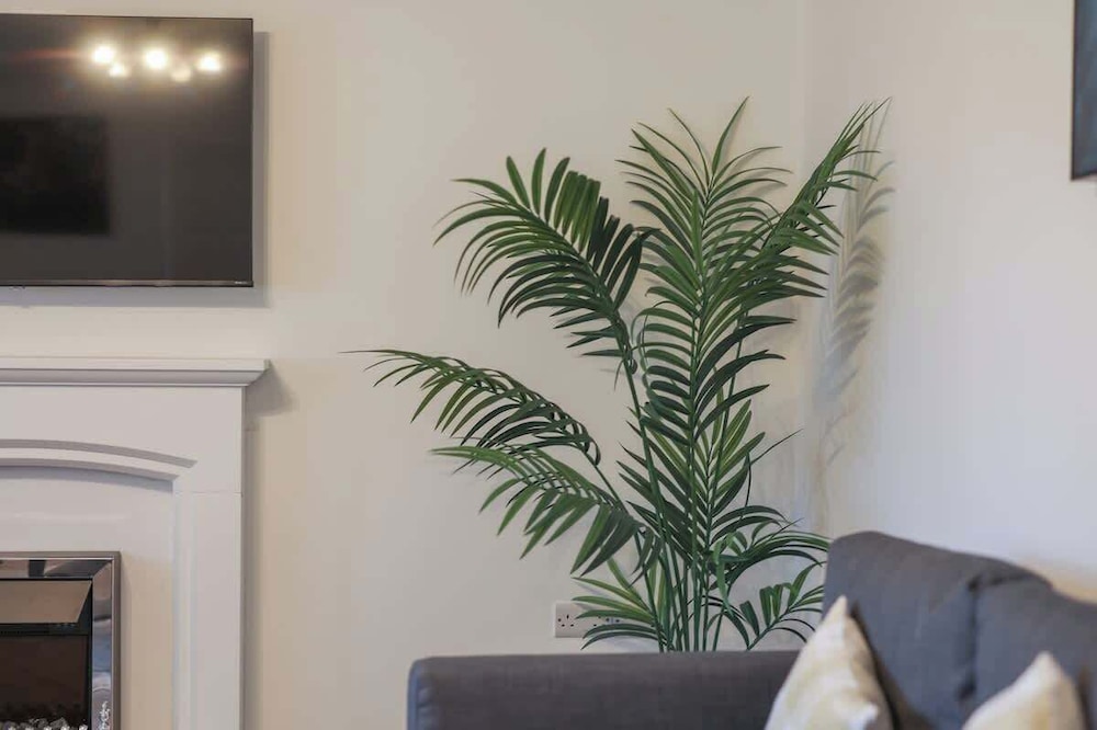 Spacious 4 Bedroom House With Parking
