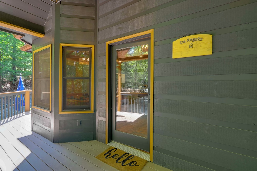 Family Friendly: Hot Tub Haven in Mineral Bluff!
