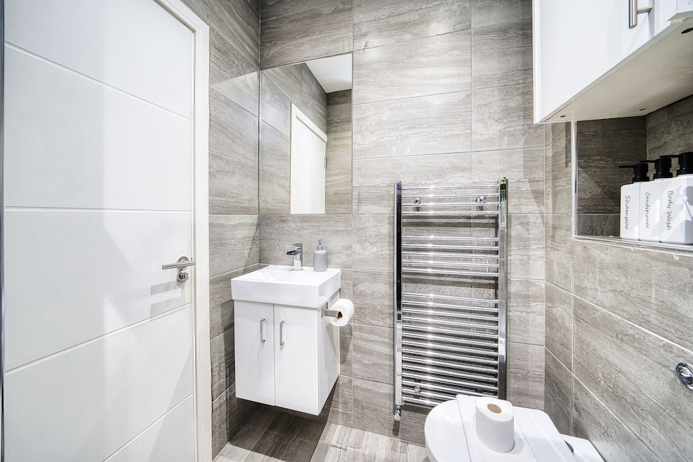 Spacious 1 Bedroom Near Hospital