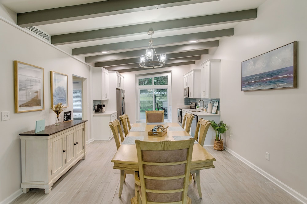 Bright Jekyll Island Home w/ Deck < 1 Mi to Beach