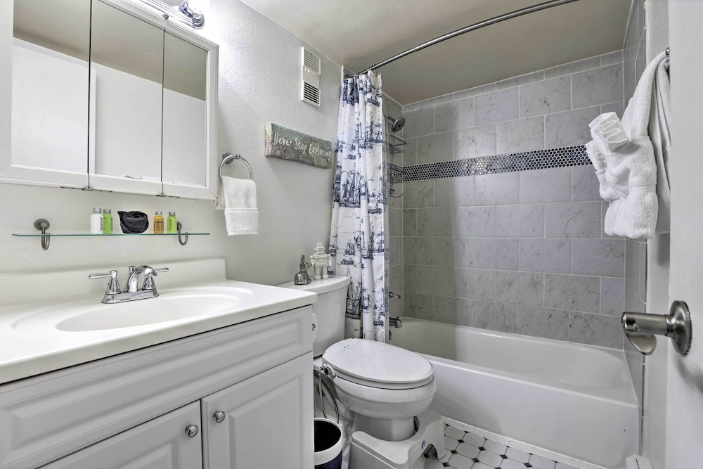 Ski Shuttle & Pool: Modern Silverthorne Condo!