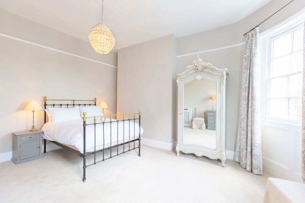 Luxury Apartments - Queen Circus view 4