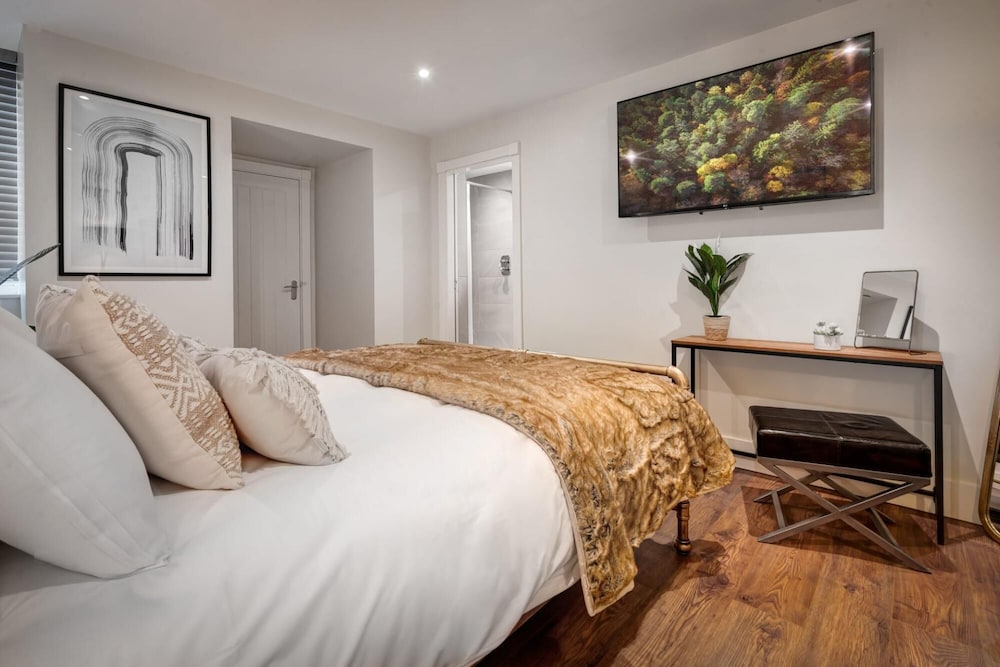 Modern One Bed Apartment in Windermere view 2