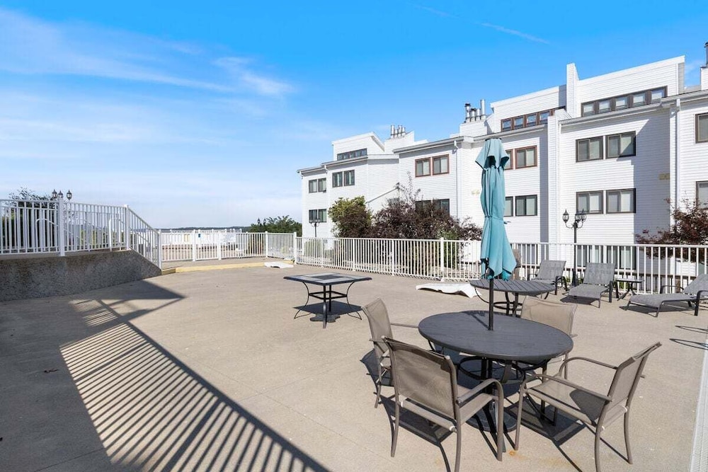 Pet-friendly Condo at Mm-19 w/ Boat Slip & Lake Views