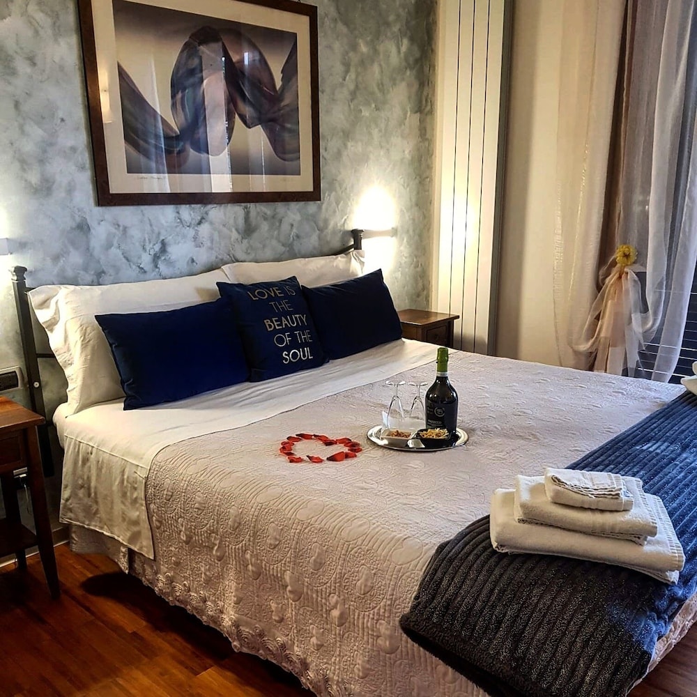 Aurelia Garden Gold Bed & Breakfast